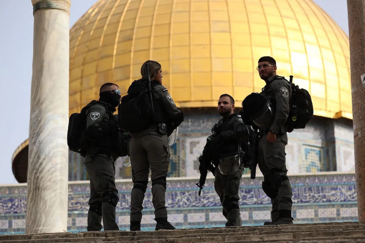Israeli police, who entered the courtyard of Al-Aqsa Mosque in the East Jerusalem after the morning prayer, intervene against the Palestinians waiting in front of the Masjid al-Qiblatain, on April 17, 2022 in Jerusalem [Mostafa Alkharouf - Anadolu Agency]