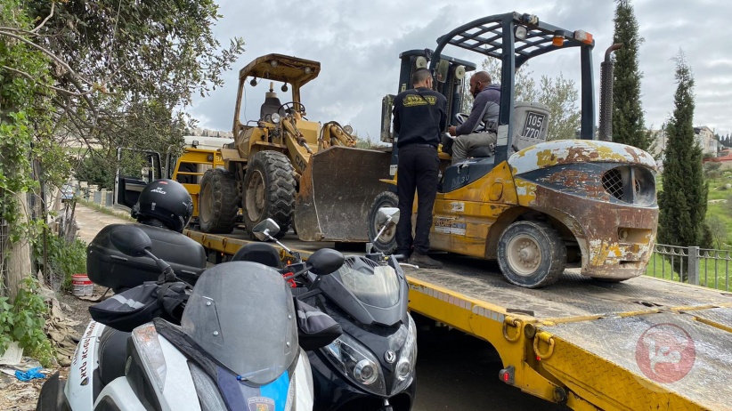 Israeli Occupation Seizes Palestinian-owned Heavy Equipment During Road Opening