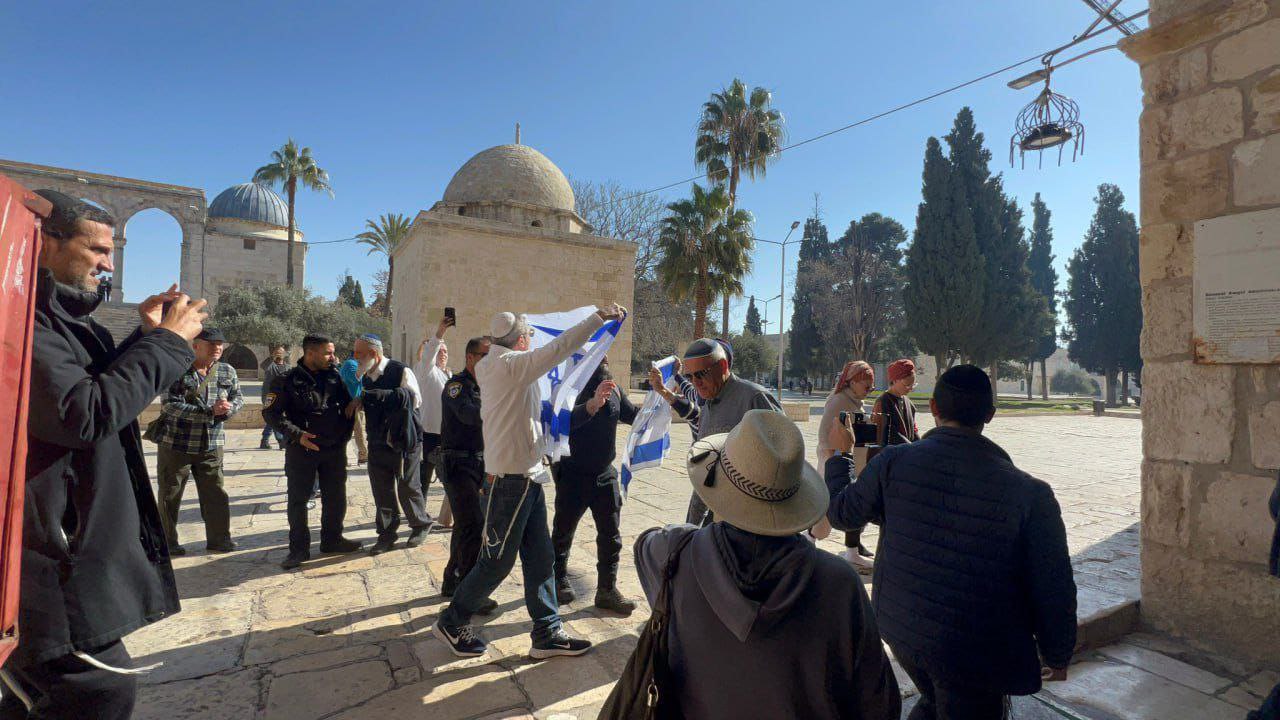 Groups of Israeli Jewish settlers invaded the courtyards of Al-Aqsa Mosque via its Al-Maghariba gate under the protection of Israeli occupation forces on Wednesday morning, February 1, 2023.