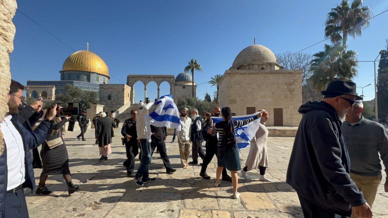 In Pictures|10s Israeli Settlers Storm Al-Aqsa, Raise Israeli Flags