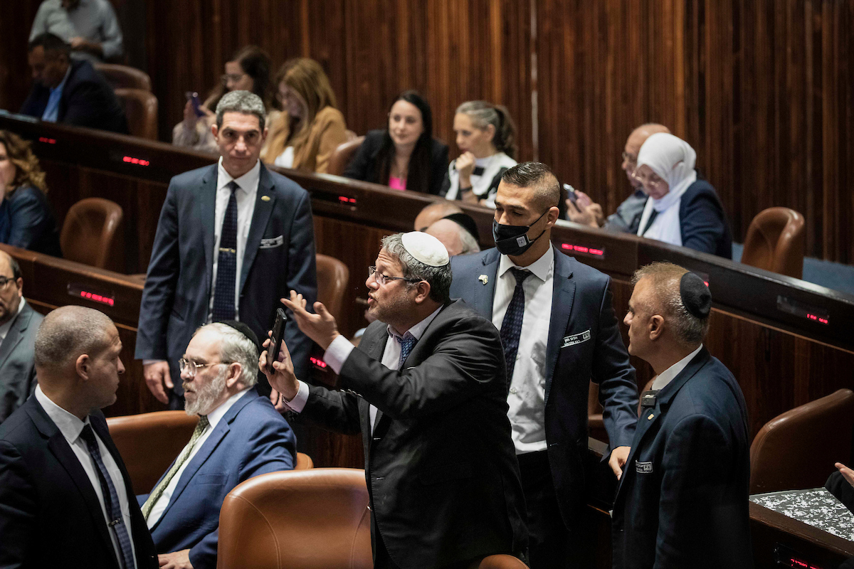Knesset member Itamar Ben-Gvir (C)? is being escorted outside the Knesset hearing by the security during the vote for governmental dissolving, 30 June 2022, Jerusalem. (Credit Image: Ilia Yefimovich/dpa via ZUMA Press/APAimages)