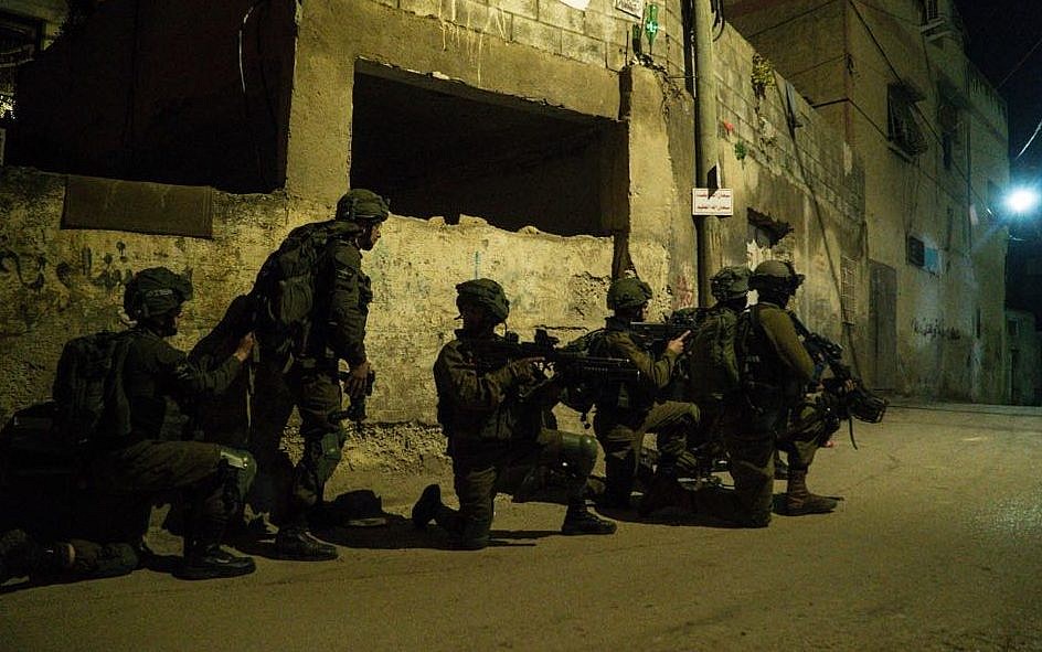 Israeli Occupation Forces Kidnap Six Palestinians in West Bank