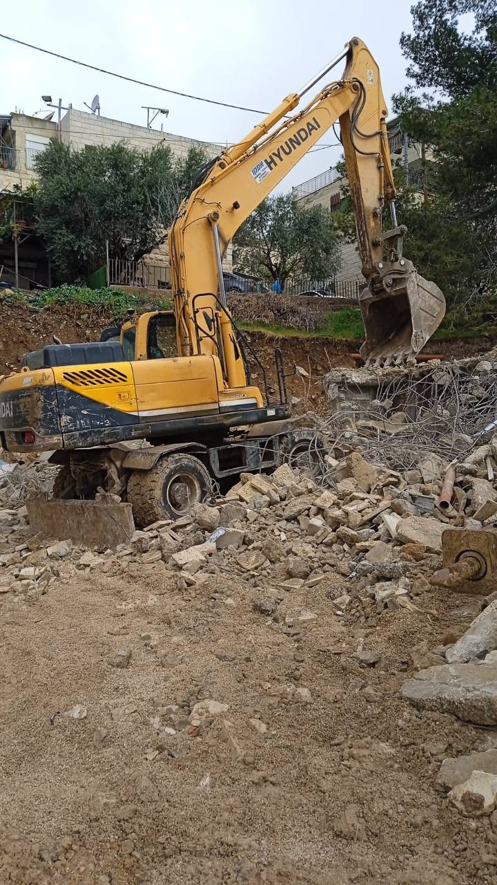Israeli occupation forces compelled a Palestinian man to complete the demolition of his house in the occupied Jerusalem town of Um Tuba.