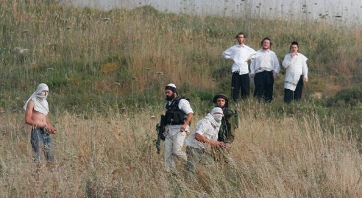 Groups of Israeli settlers attacked Palestinian shepherds in Zatouna village, south of occupied Hebron.