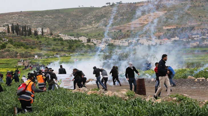 Israeli occupation forces repressed an anti-settlement demonstration in Beit Dejan, leaving several Palestinians with tear gas inhalation.