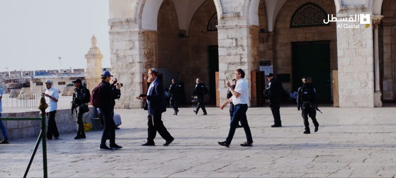Hundreds of extremist Israeli settlers on Friday stormed several gates of the Al-Aqsa Mosque compound in the occupied city of Jerusalem, according to local sources.