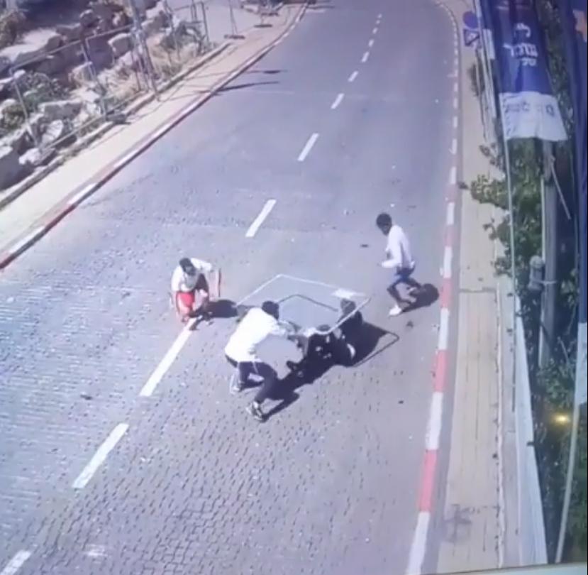 A group of radical Israeli settlers savagely attacked a Palestinian guard worker in the 1948 Occuiped Palestinian city of Safed.