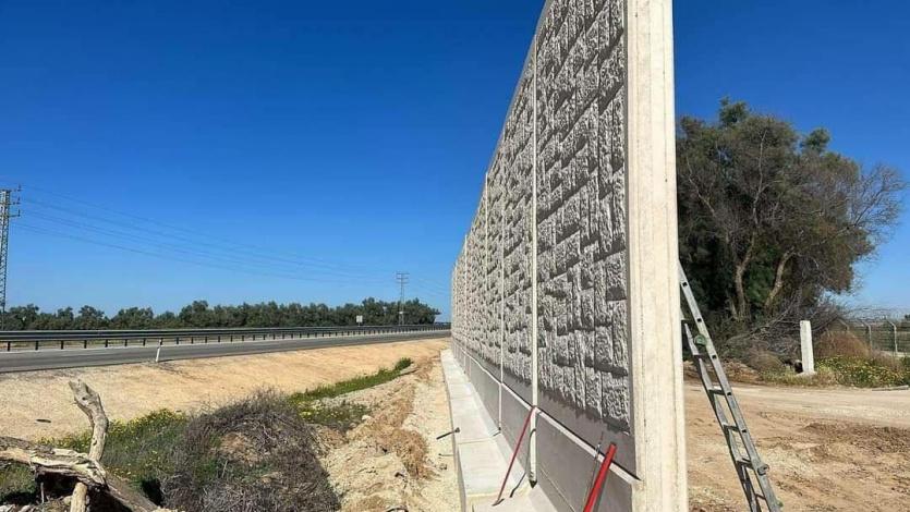 Israeli troops installed defensive walls that completely conceal borders between Gaza and Israeli military posts