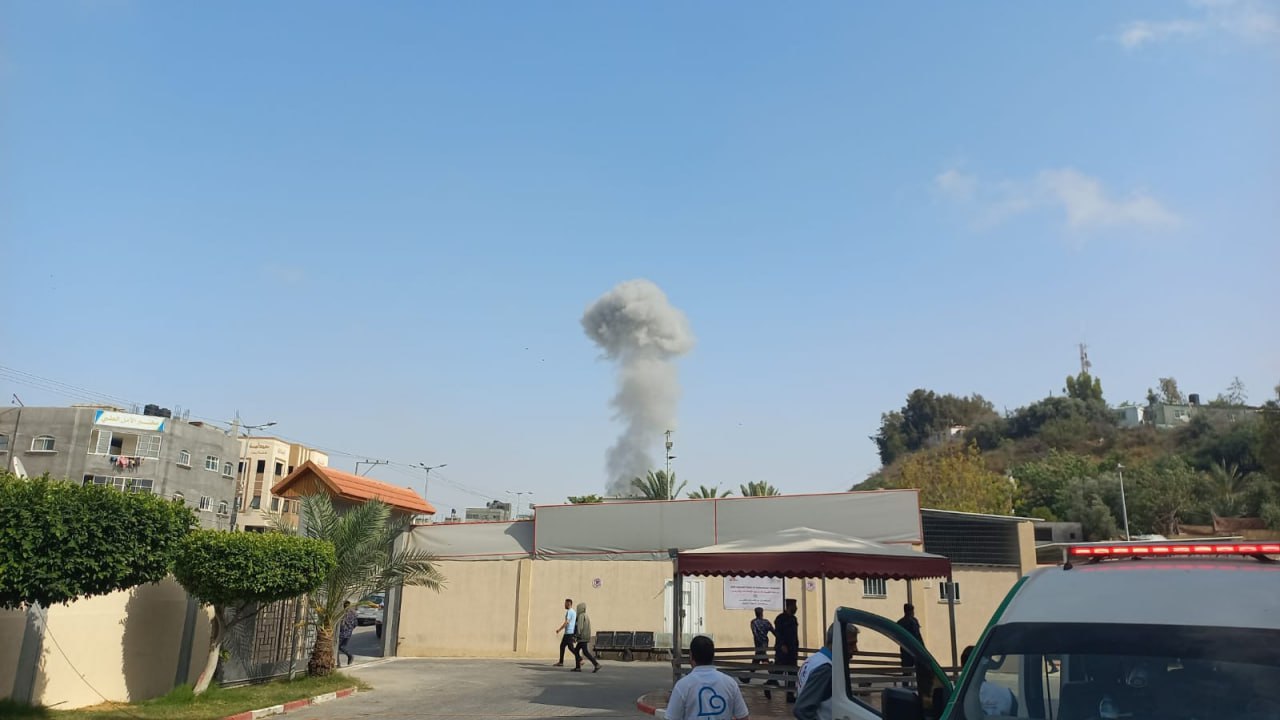 Israeli warplanes carried out an airstrike near the Al-Shifa Medical Complex in Central Gaza late Friday evening, but no casualties have been reported at this moment.