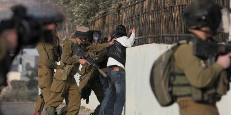 IOF Kidnap Palestinian Citizens, Search Homes in Occupied Hebron