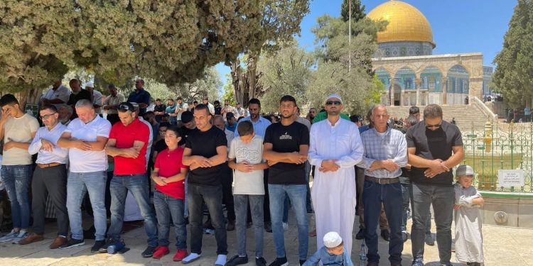 Pictures||Thousands of Palestinian Worshipers Pray in Al-Aqsa Mosque
