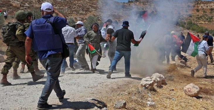 Five Palestinians Injured in Israeli Attack on Al-Mughayyir