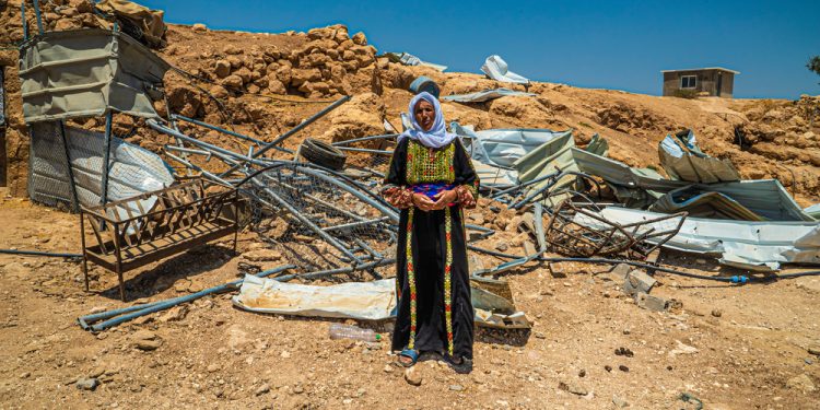 Israeli Settlers Raid Palestinian Homes, Caves in Southern Hebron