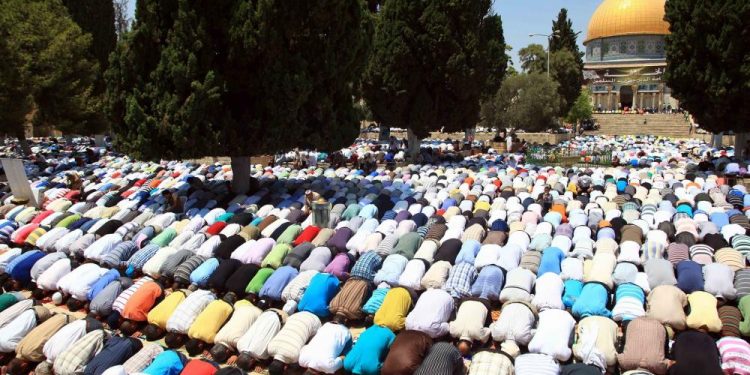Some 50k worshipers perform Friday Prayer at Aqsa Mosque