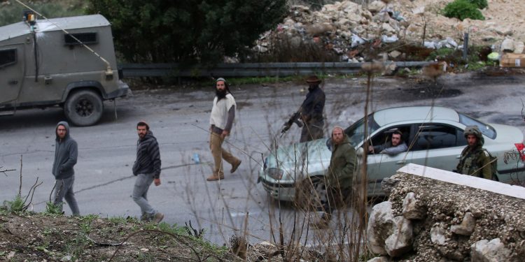 A group of Israeli settlers attacked Palestinian-registered cars near the town of Yabad, west of Jenin, on Tuesday evening, according to local and security sources.