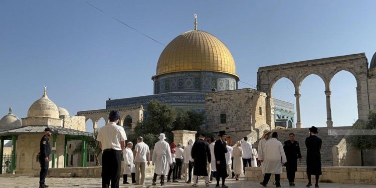 Violations Continue as Israeli Settlers Perform Rituals in Al-Aqsa Mosque