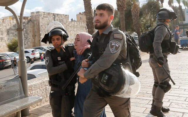 Israeli forces detain Palestinians in Jerusalem