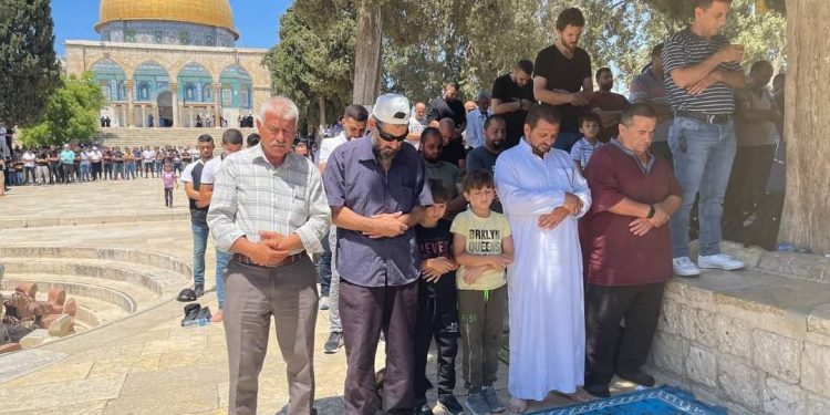 50,000 Worshipers Perform Friday Prayer at Al-Aqsa mosque