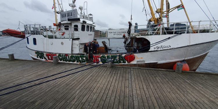 As part of its Europe solidarity tour for Gaza, a Norwegian ship called Handala has docked in Denmark. The ship was welcomed by many supporters who braved the harsh weather, as stated by the organizers in a press release.