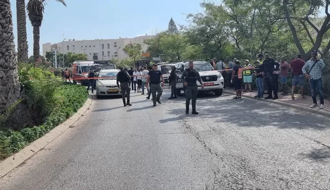 A gunman opened fire at a mall in the West Bank settlement of Ma’aleh Adumim on Tuesday, wounding five Israeli settlers before being shot and killed by Israeli occupation forces.