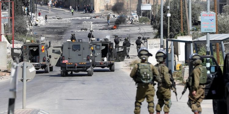 Israeli Forces Invade Occupied Tubas, Injure 2 Palestinians