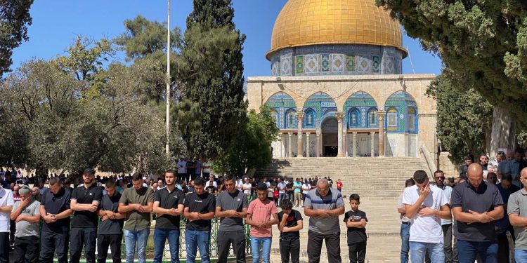 40,000 Attend Friday Prayer in Al-Aqsa to Thwart Judaization Attempts