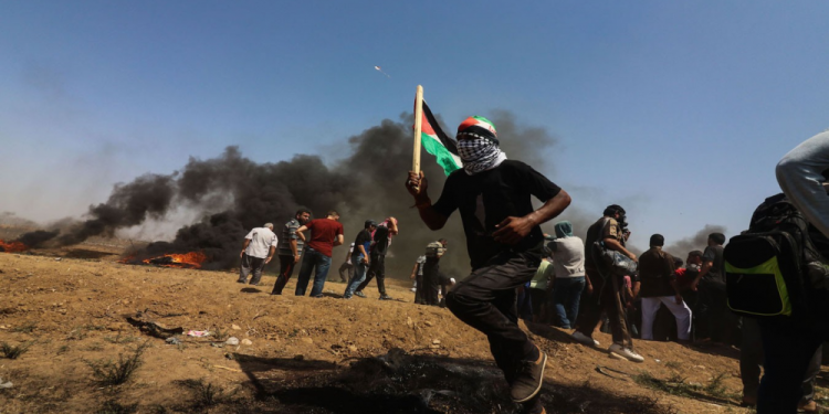 In a tense and confrontational episode near the security fence in Gaza and Rafah on Tuesday, a number of Palestinian youth sustained injuries as Israeli occupation forces sought to quell hundreds of protestors.