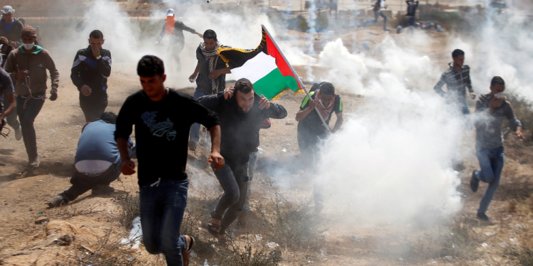 In a distressing turn of events on Thursday evening, Israeli occupation forces shot a young Palestinian and seriously wounded him as he participated in a demonstration supporting the Al-Aqsa Mosque.