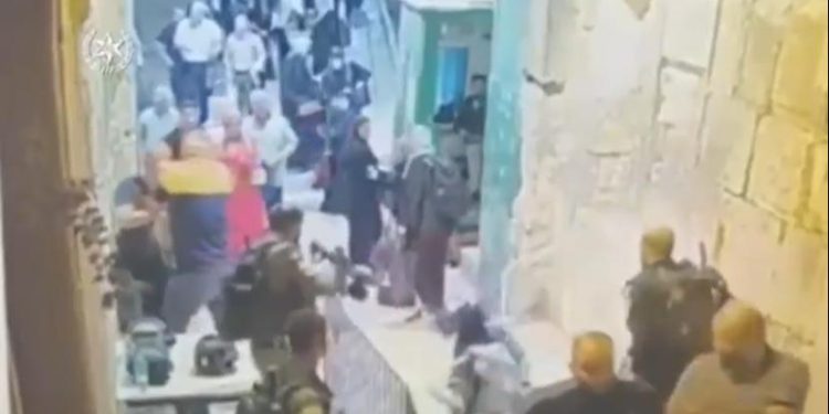 Watch|| Israeli Forces Brutally Attack Palestinian Woman in Occupied Jerusalem 