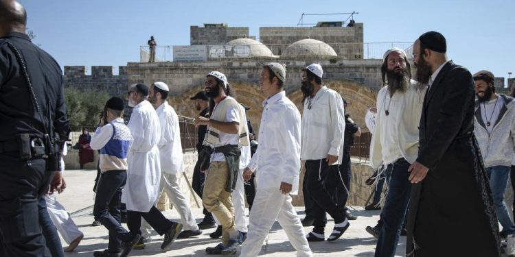 Israeli Settlers Perform Provocative Rituals Near Al-Aqsa Mosque Amid Jewish Holiday