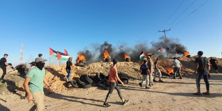 Palestinian protesters and journalists on Sunday faced injuries at the hands of Israeli occupation forces as they gathered near the border fence in the Gaza Strip.