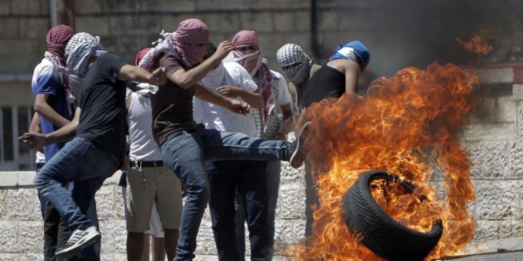Israeli occupation forces injured two young Palestinians following intense clashes that erupted with Israeli occupation forces on Thursday evening in the town of Beit Ummar