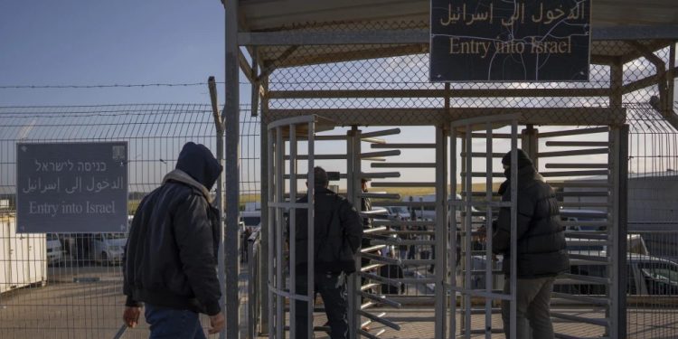 ‘Israel’ Reopens Main Gaza Crossing by Qatar’s Mediation