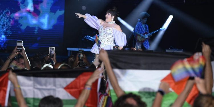 Israeli Singer Greeted with "Free Palestine" Chants