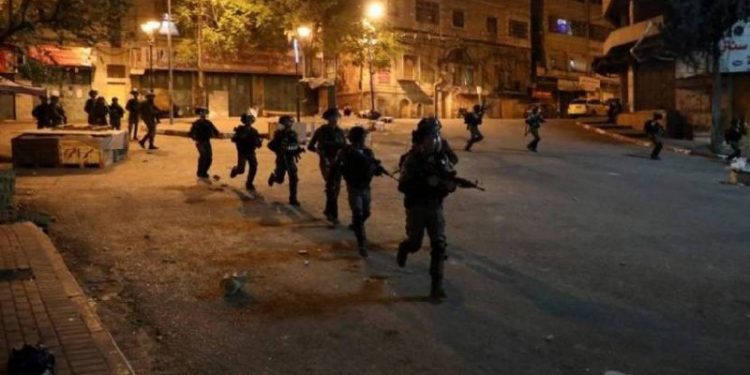 Israeli Forces Injure Palestinian after Attacking his Vehicle