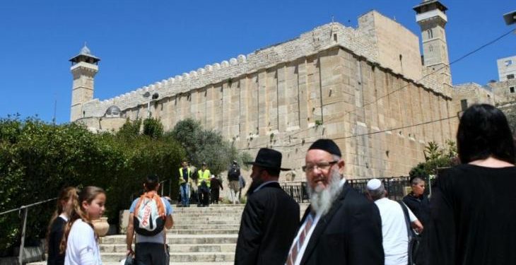 Israeli Settlers Perform Talmudic Rituals at Hebron Ibrahimi Mosque