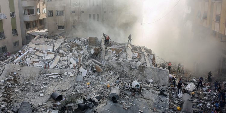 Israeli warplanes reportedly bombed an inhabited home in southern Gaza, killing five Palestinians.