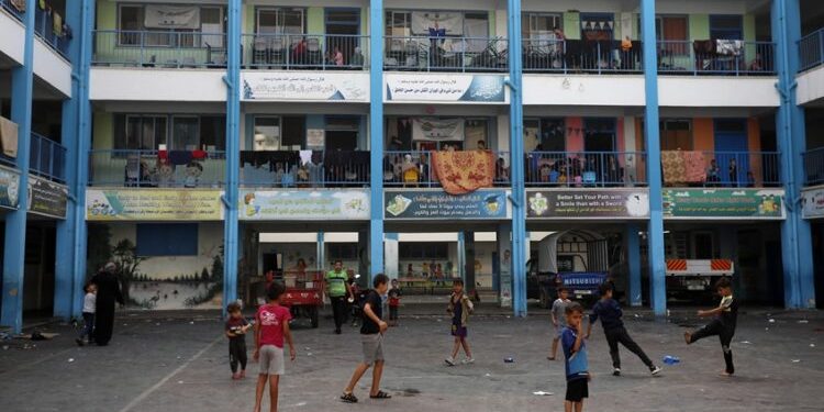 UNRWA: Israeli Airstrikes displaced 137 Thousand Palestinians to our schools in Gaza 