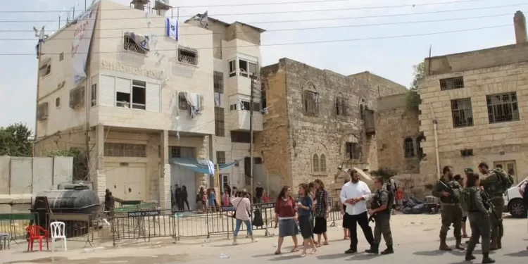 Palestinians Force Israeli Settlers to Evacuate Seized Home in Southern Hebron
