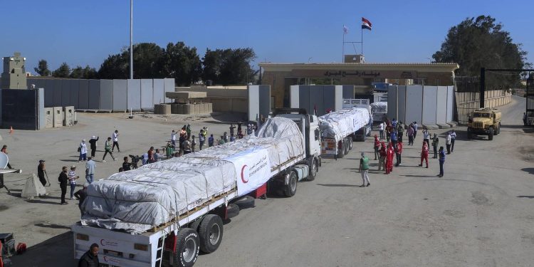 The first batch of humanitarian aid trucks crossed into the Gaza Strip on Saturday morning, coming from Egypt through the Rafah border crossing, while the Israeli bombing of the Strip continues, leaving more casualties.