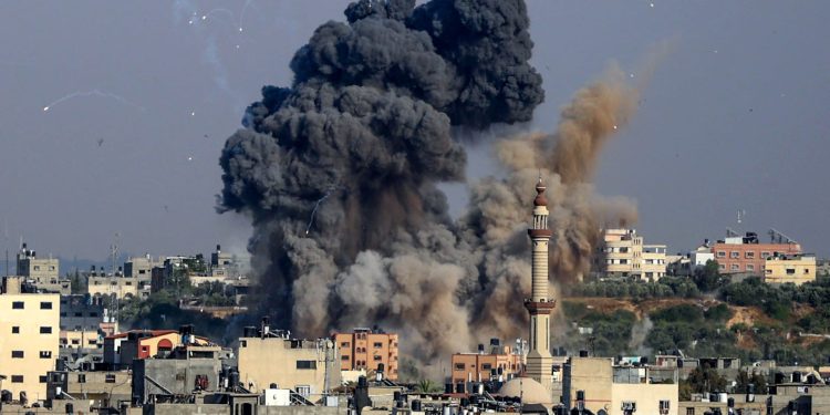 Israeli Warplanes Bomb Inhabited Home, Kill 3 Civilians