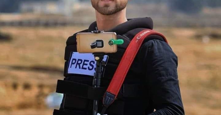 A tragic incident unfolded today, Saturday, as Palestinian journalist Mohammad Salhi lost his life during an Israeli attack on the Gaza Strip. The attack occurred while Salhi was diligently covering the events at the border east of al-Bureij, in the central Gaza Strip.