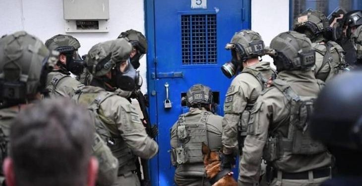 Israeli Suppression Forces Invade Ramon Prison, Transfer Palestinian Detainees