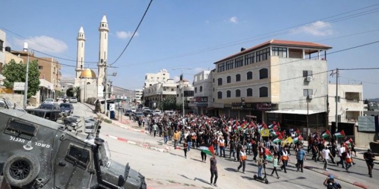 Israeli Forces Injure Dozens at Palestinian Funeral in Huwara
