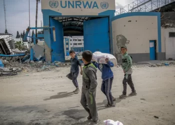 Gaza children are waiting to receive flour amidst Israel's closure of Aids