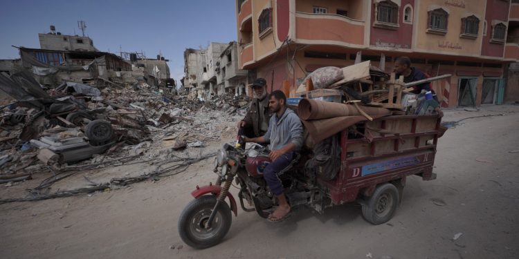 Khan Younis in Ruins: Residents Confront Grim Reality Amid Partial Withdrawal