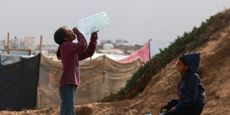 2 Children in Gaza Succumb to Heatwave Amidst Dire Conditions