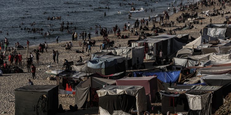 UN Warns of Gaza Water Crisis as Families Resort to Sea Water