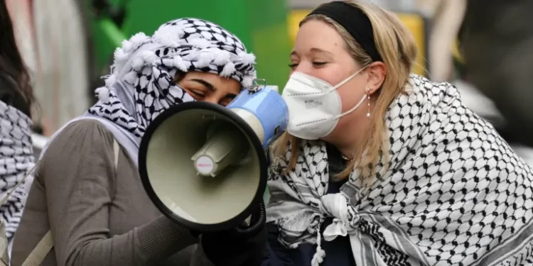 NY City Museum Dismisses 3 Employees for Wearing Palestinian Keffiyehs
