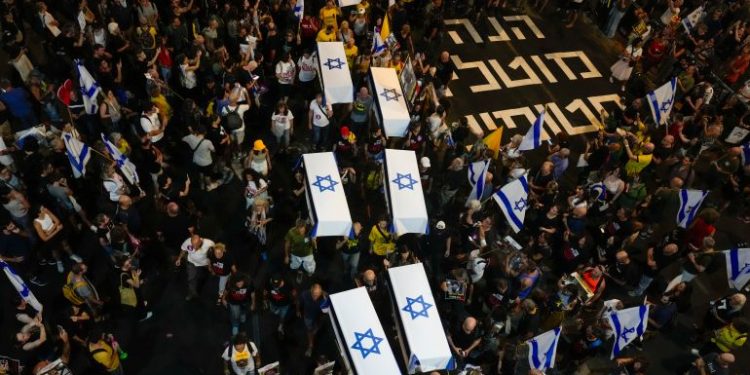 Poll: About 50% of Israelis Prefer Army Withdrawal from Philadelphi for Deal